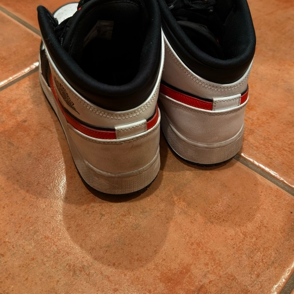 NIKE Air Jordan 1 Mid "Chile Red" (White/Chile Red-Black - Picture 4 of 9